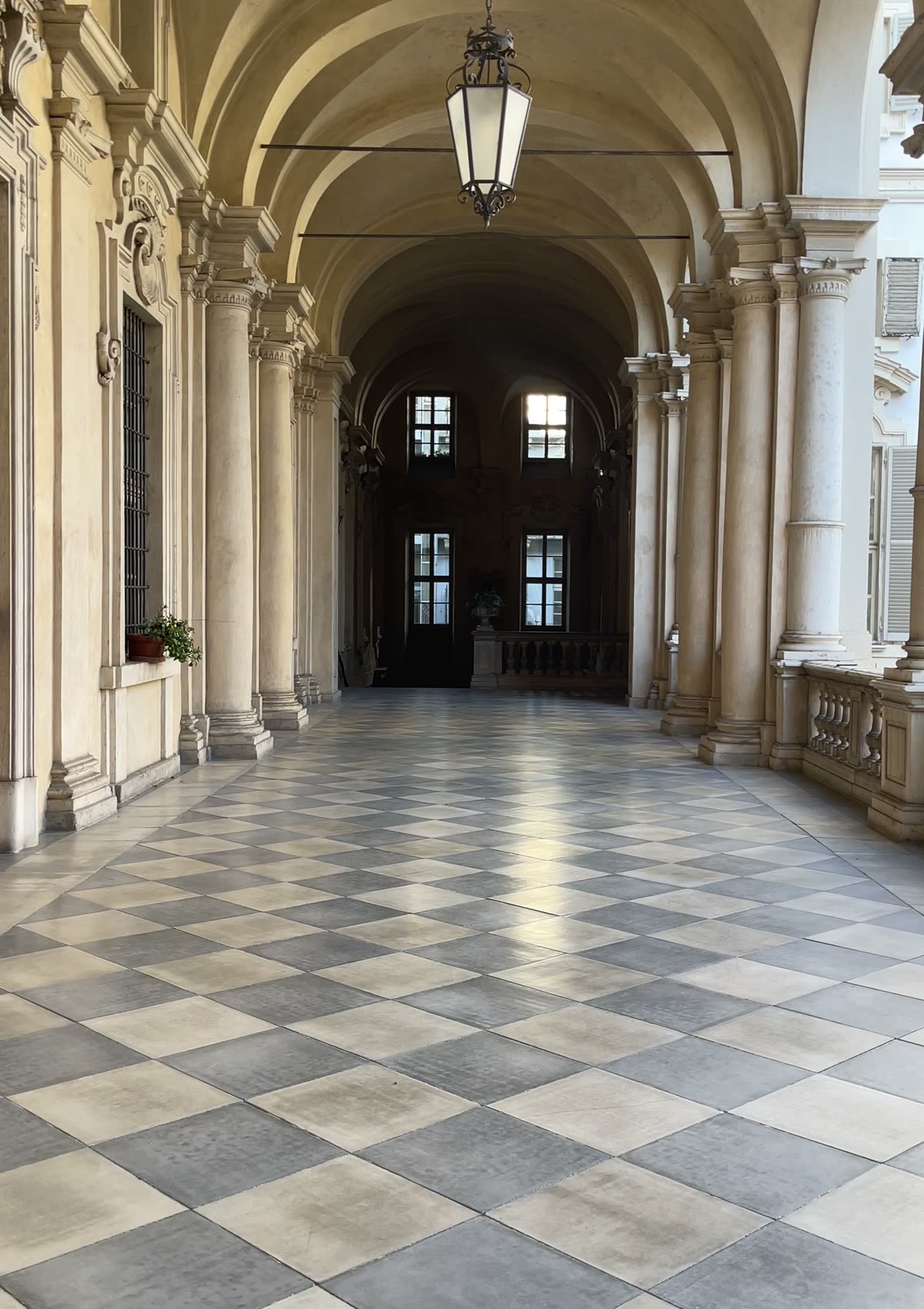 La sala dedicata allo sposo e agli invitati uomo, sotto i portici di Torino