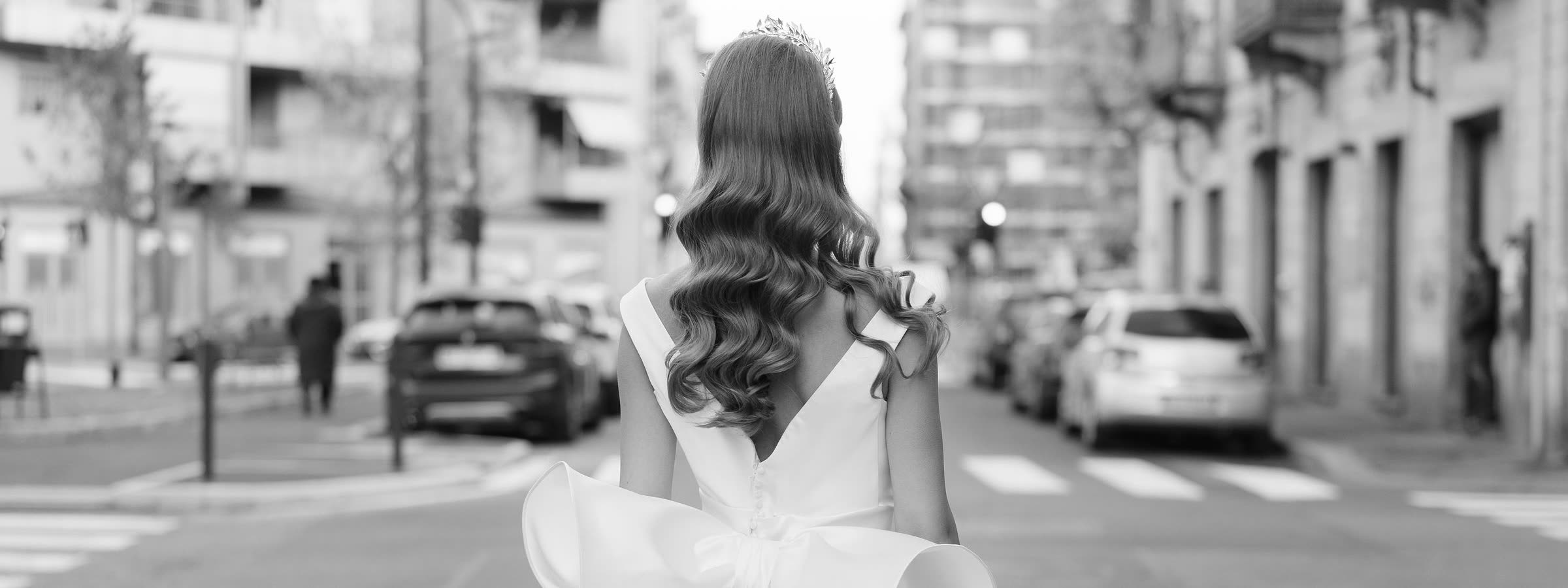 Una sposa attraversa la strada in centro a Torino, in bianco e nero
